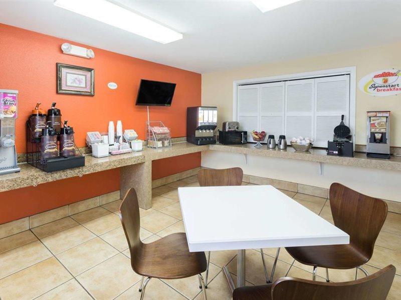 Super 8 By Wyndham Baton Rouge/I-10 Motel Bagian luar foto