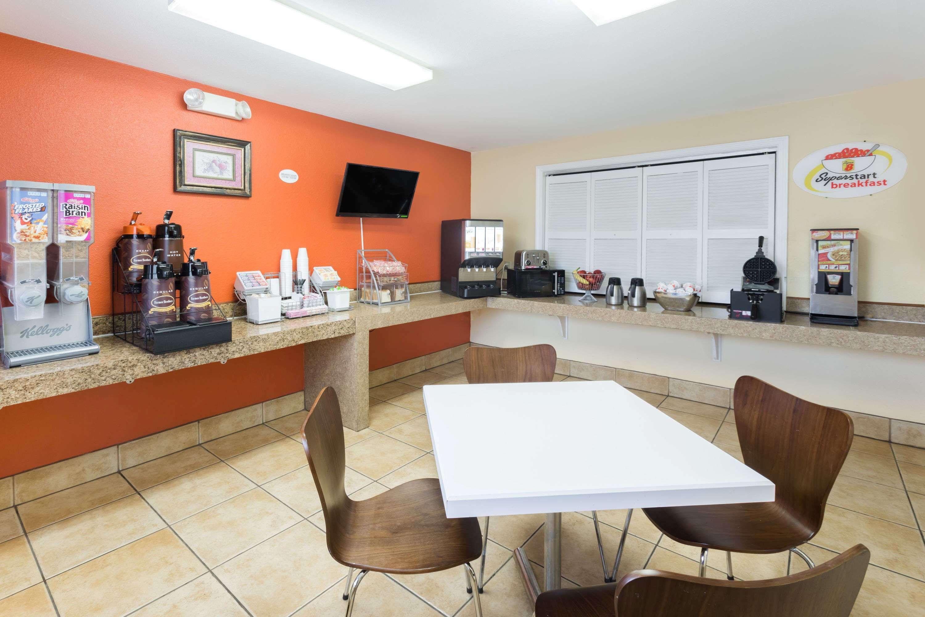 Super 8 By Wyndham Baton Rouge/I-10 Motel Bagian luar foto