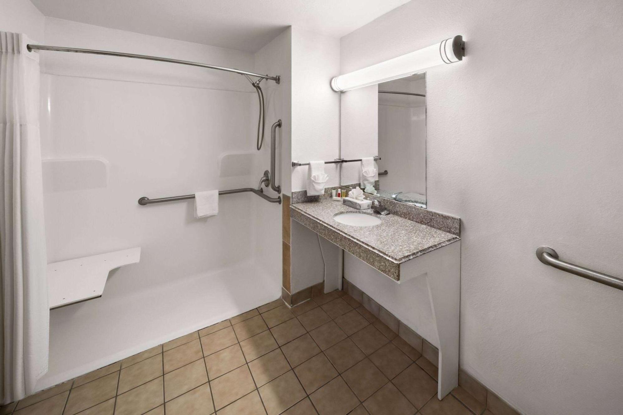 Super 8 By Wyndham Baton Rouge/I-10 Motel Bagian luar foto