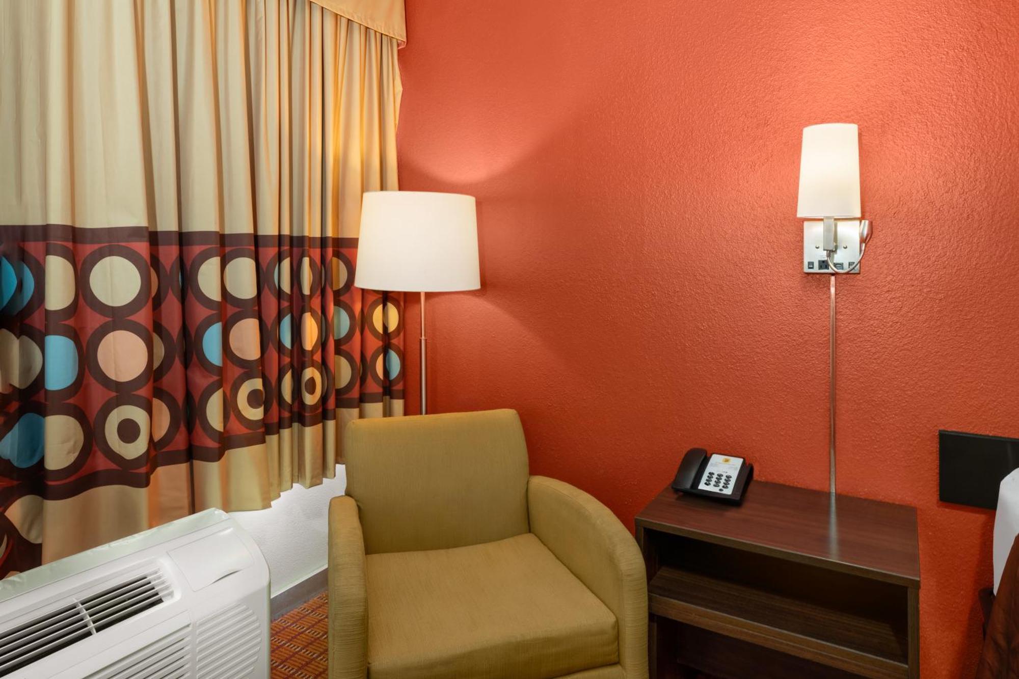 Super 8 By Wyndham Baton Rouge/I-10 Motel Bagian luar foto