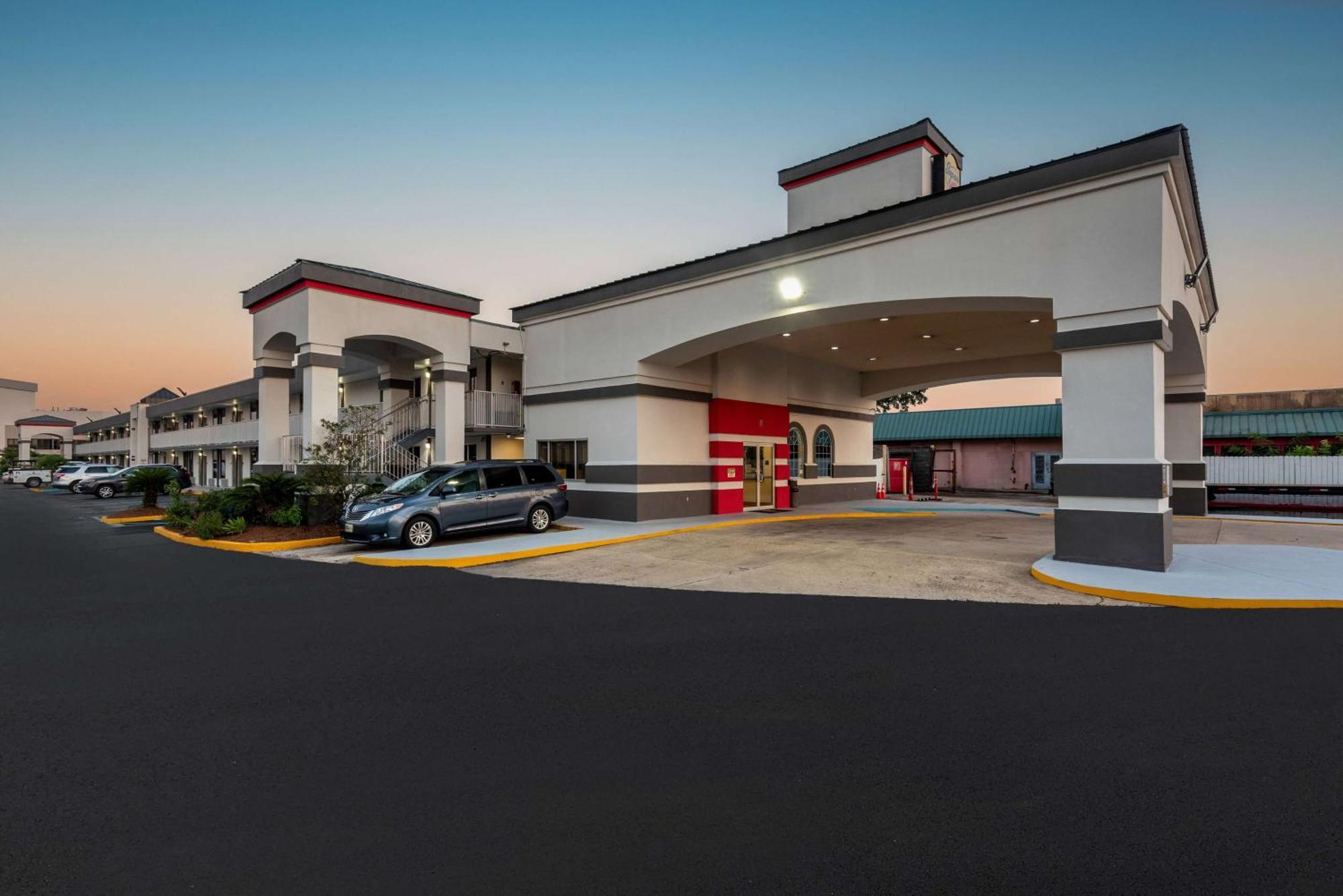 Super 8 By Wyndham Baton Rouge/I-10 Motel Bagian luar foto
