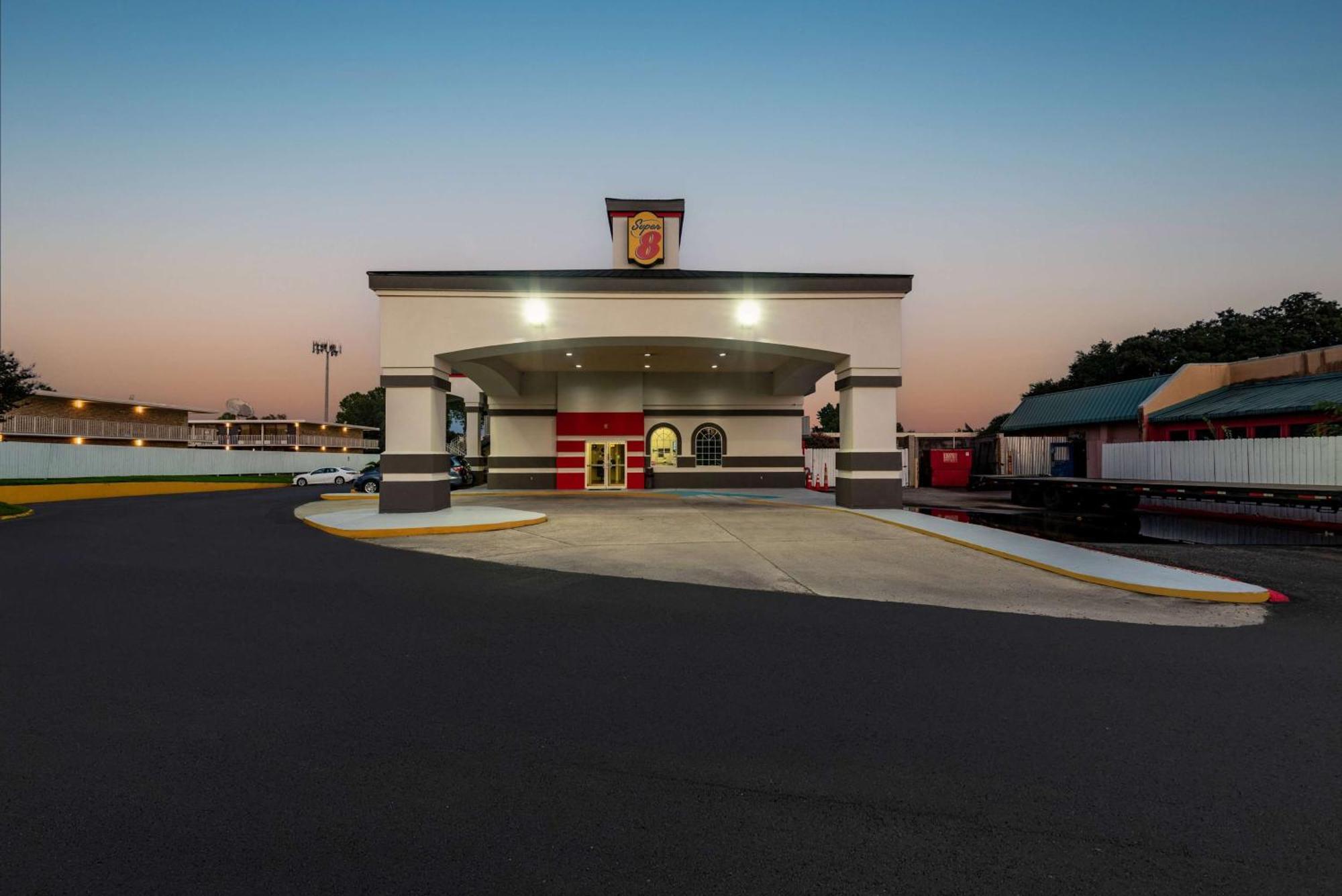 Super 8 By Wyndham Baton Rouge/I-10 Motel Bagian luar foto