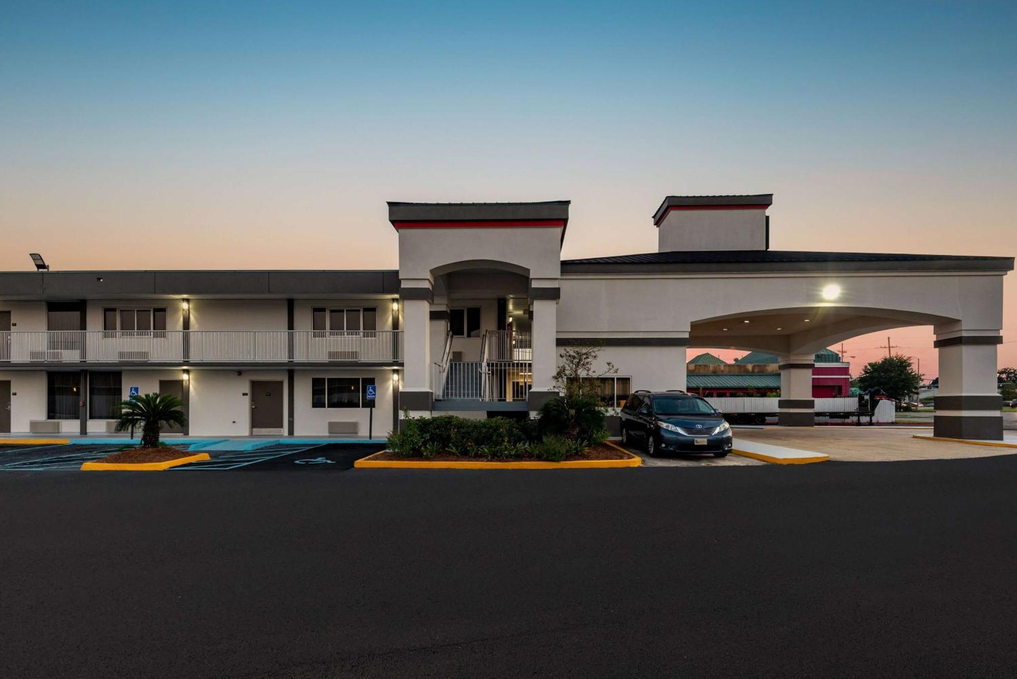 Super 8 By Wyndham Baton Rouge/I-10 Motel Bagian luar foto