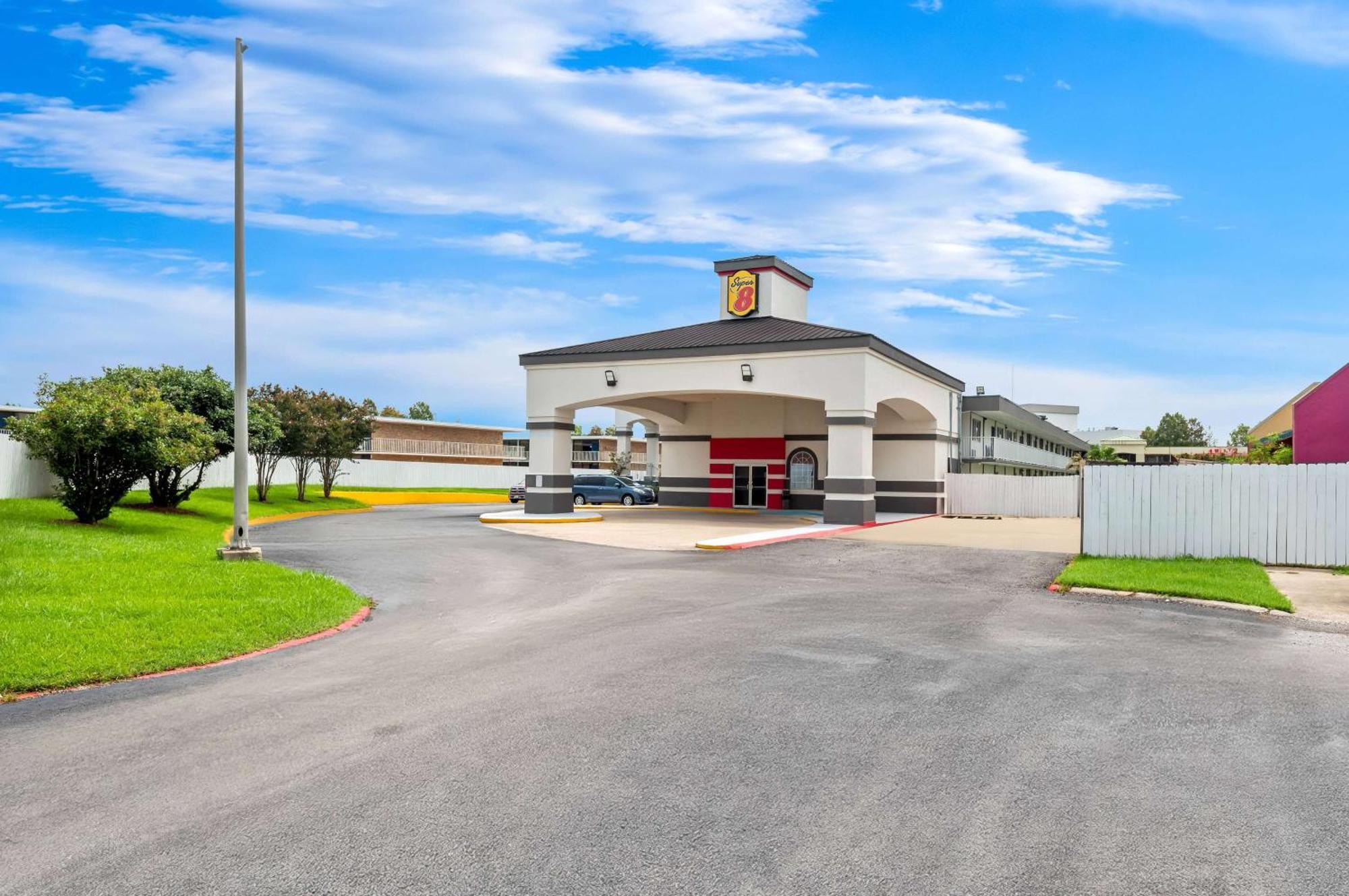 Super 8 By Wyndham Baton Rouge/I-10 Motel Bagian luar foto
