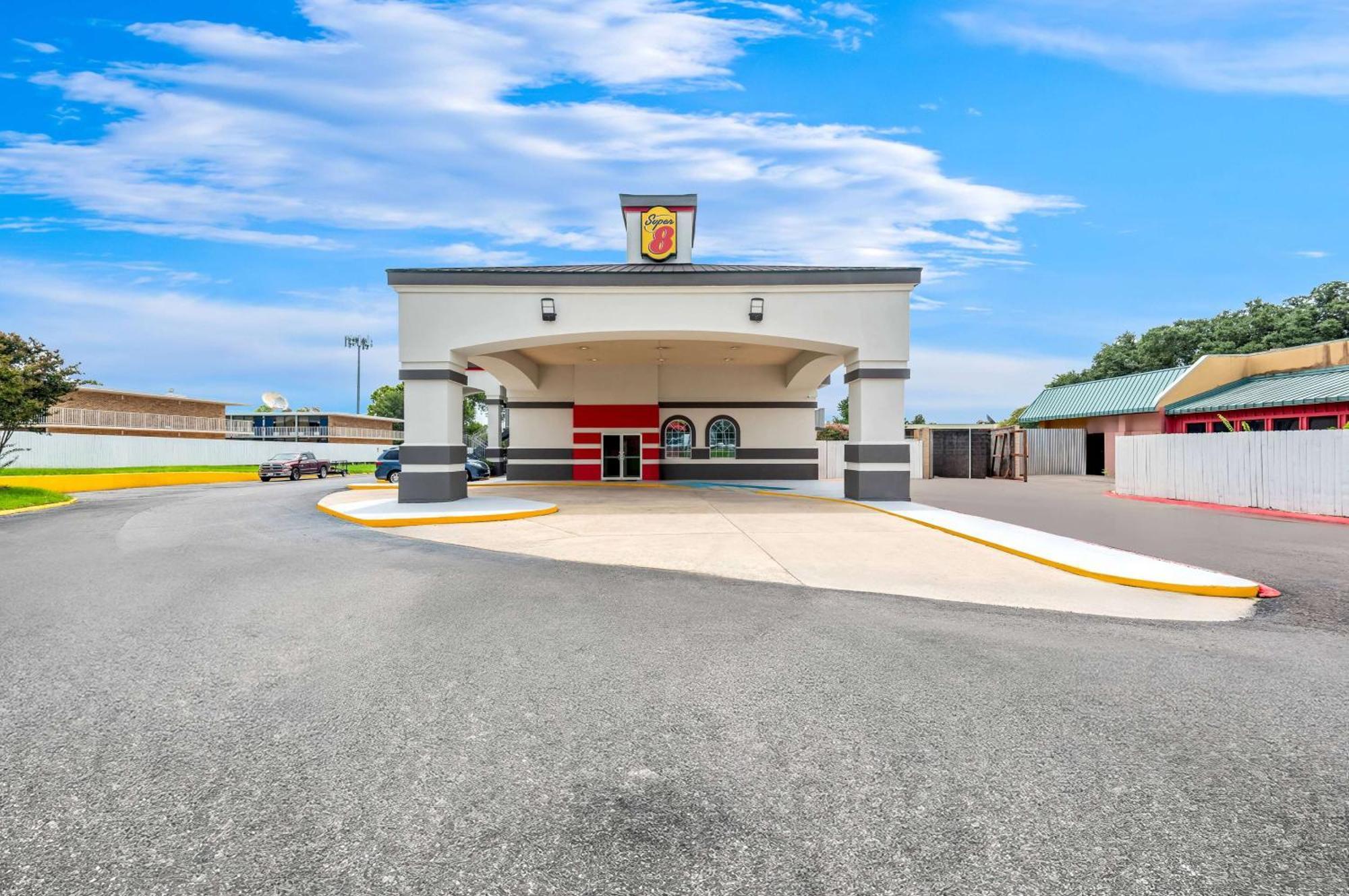 Super 8 By Wyndham Baton Rouge/I-10 Motel Bagian luar foto
