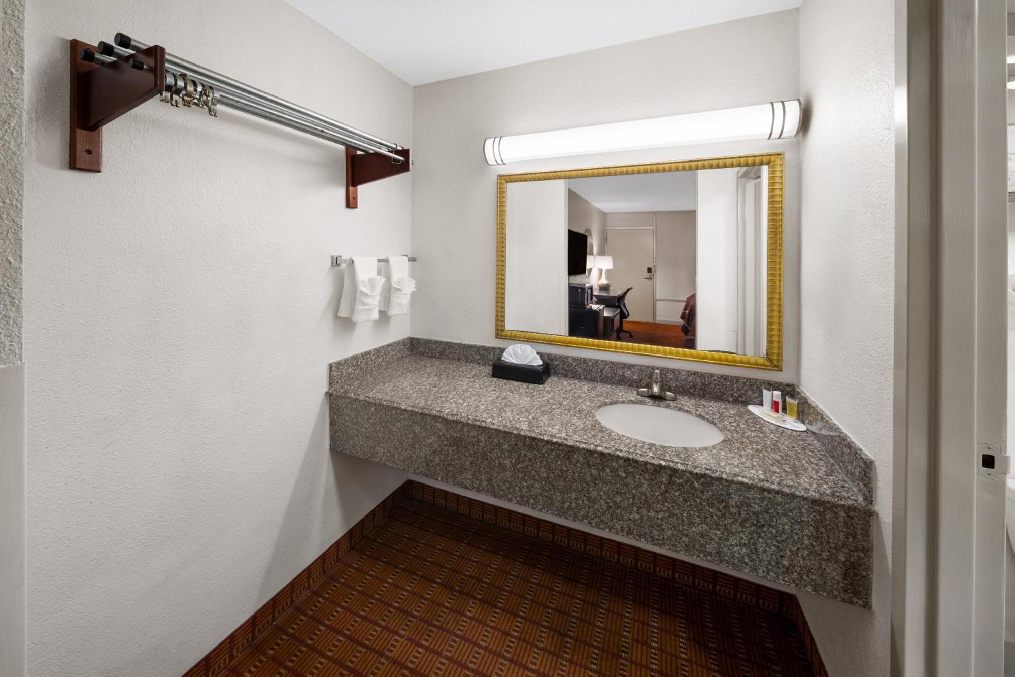 Super 8 By Wyndham Baton Rouge/I-10 Motel Bagian luar foto