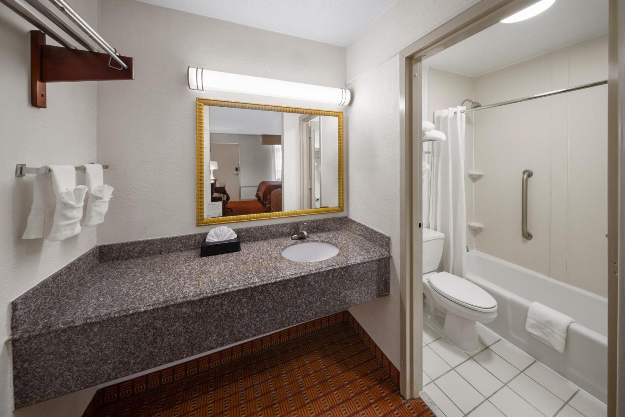 Super 8 By Wyndham Baton Rouge/I-10 Motel Bagian luar foto